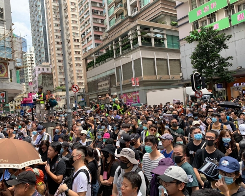 警方警告停佔軒尼詩道附近行車線。
