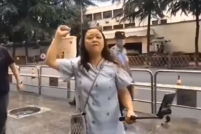 女網紅剛剛開始唱就被警察驅趕。網圖