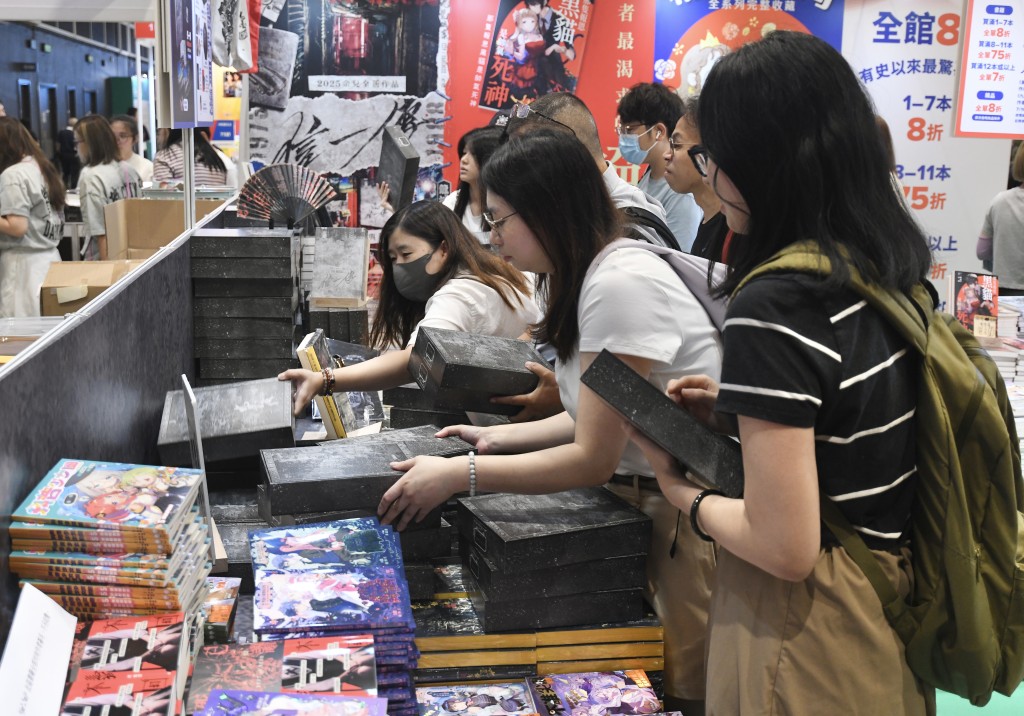 不少學生及市民搶先到攤檔揀選心頭好。何君健攝 不少學生及市民搶先到攤檔揀選心頭好。何君健攝