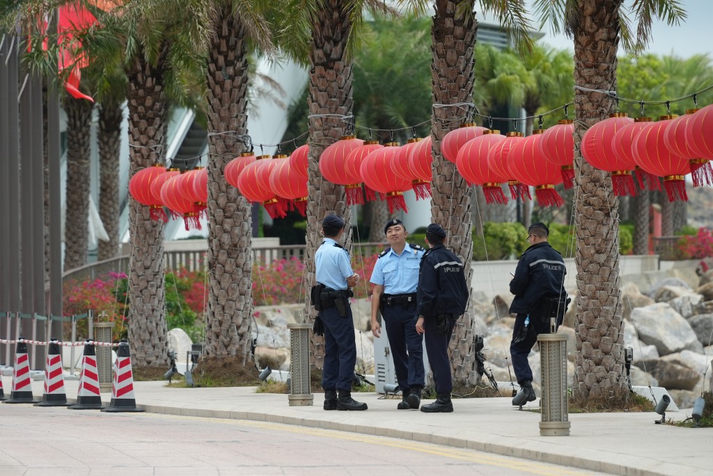 2月5日早上，香港富麗敦海洋公園酒店外，警力相比前一晚明顯加強。（劉駿軒攝）