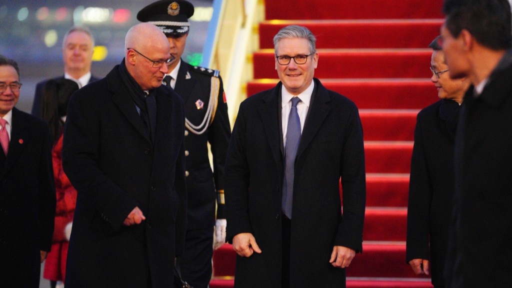 英國首相施紀賢抵達北京，展開4天訪華行程。美聯社