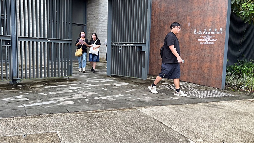 死者親友認屍後離去。蔡楚輝攝 死者親友認屍後離去。蔡楚輝攝
