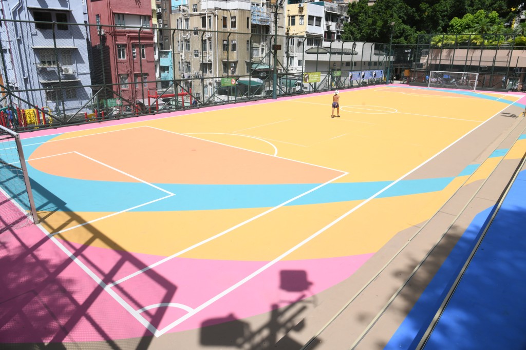 為打造一個富地區特色的球場，知專同學通過鮮艷用色，為街坊帶來開心。