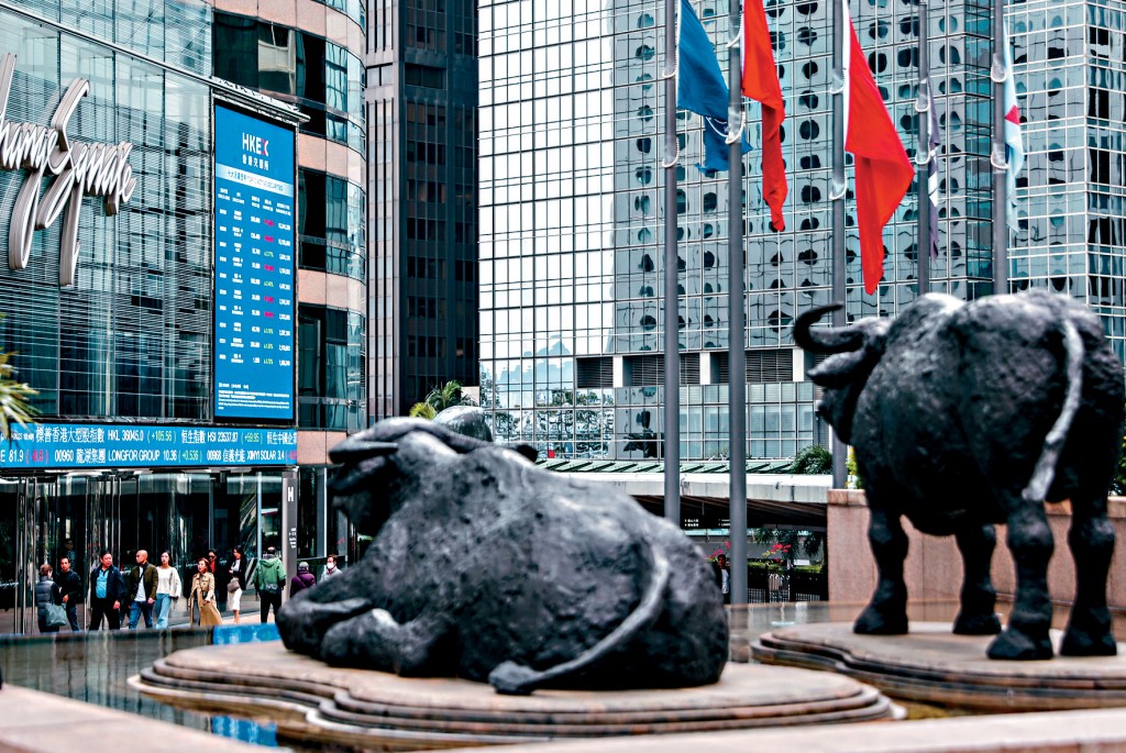 本港股市近期交投暢旺,今年4月至7月股市日均成交額約2400億元。