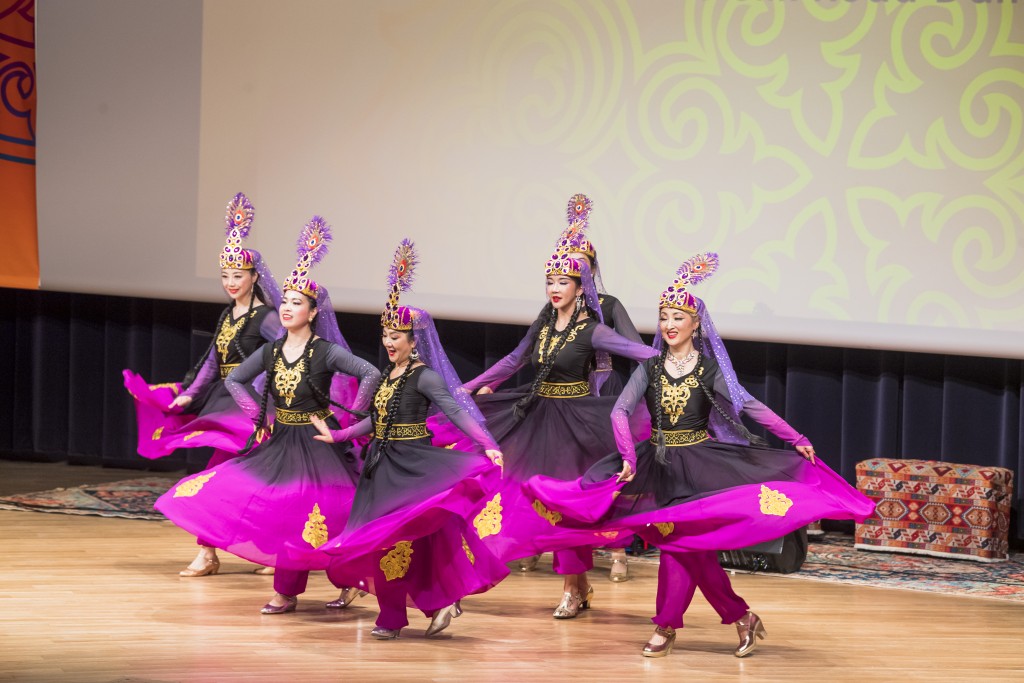 中亚文化节其中一大亮点是「连系世界表演：中亚音乐舞蹈汇演」。