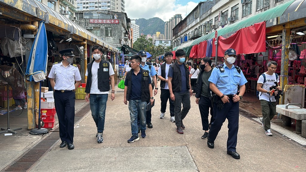 警方連同食環署巡牛池灣街市 向阻街舖主票控。劉漢權攝