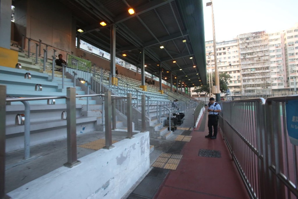 警員登上球場看台試圖蒐證。