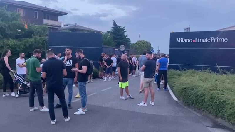 盧卡古落機消息傳開後，大批國米球迷聚集在球隊基地外，等待偶像的汽車駛入。 網上圖片