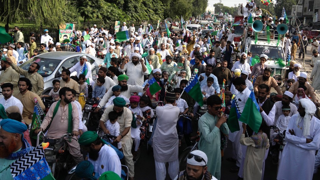 在巴基斯坦拉合爾，民眾參加慶祝伊斯蘭教先知穆罕默德生日的集會。 美聯社