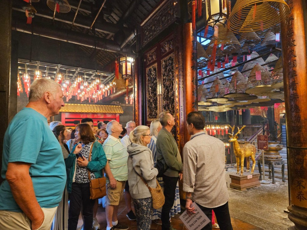 该批游客亦到访上环文武庙。杨润雄FB图片