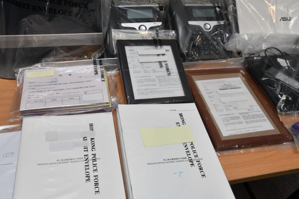 行動中,警方撿獲大量文件。