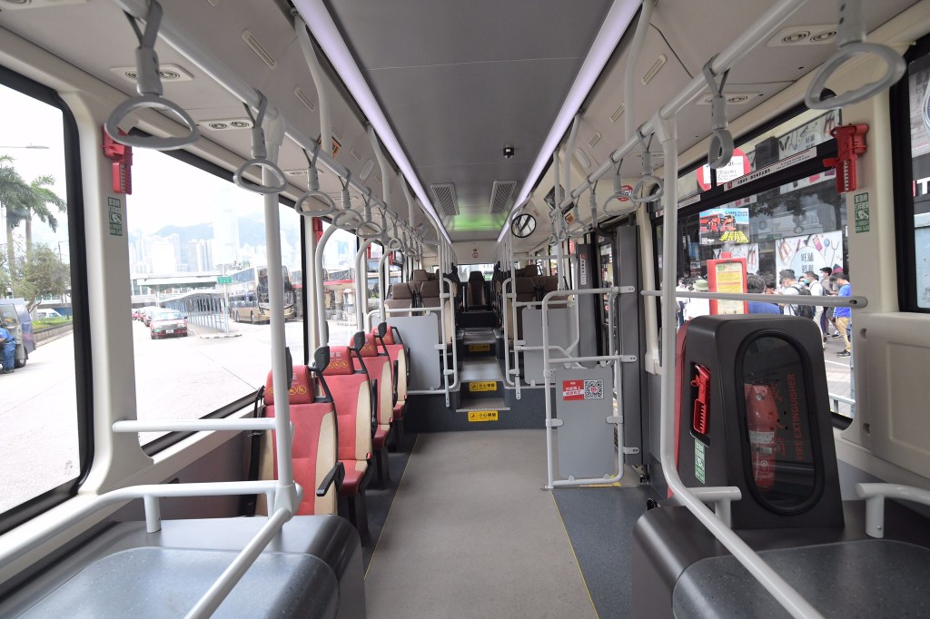 新電動巴士可載81人。