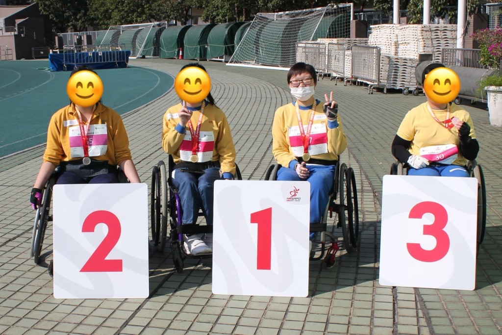 陳藝霖(右二)曾於2023年奪得香港殘疾人田徑錦標賽兩冠一亞佳績。紅十字會雅麗珊郡主學校提供 陳藝霖(右二)曾於2023年奪得香港殘疾人田徑錦標賽兩冠一亞佳績。紅十字會雅麗珊郡主學校提供