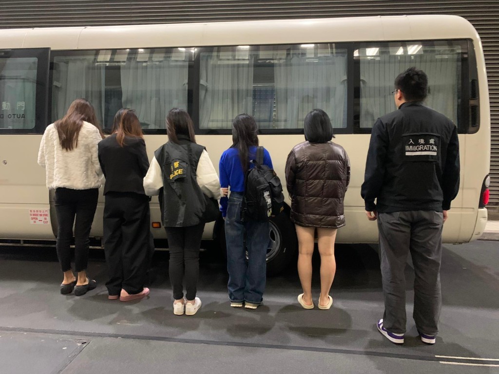 人員拘捕7名年齡介乎34歲至46歲的內地女子。警方提供