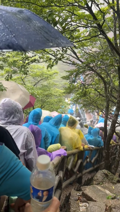 颱風白海豚為黃山帶來大風雨,纜車停擺下數百旅客冒雨「打蛇餅」落山。 抖音 颱風白海豚為黃山帶來大風雨,纜車停擺下數百旅客冒雨「打蛇餅」落山。 抖音