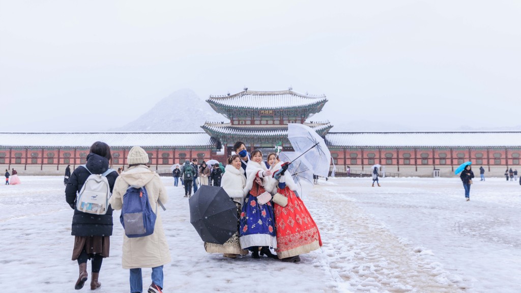 遊客在暴雪下遊景福宮。 新華社