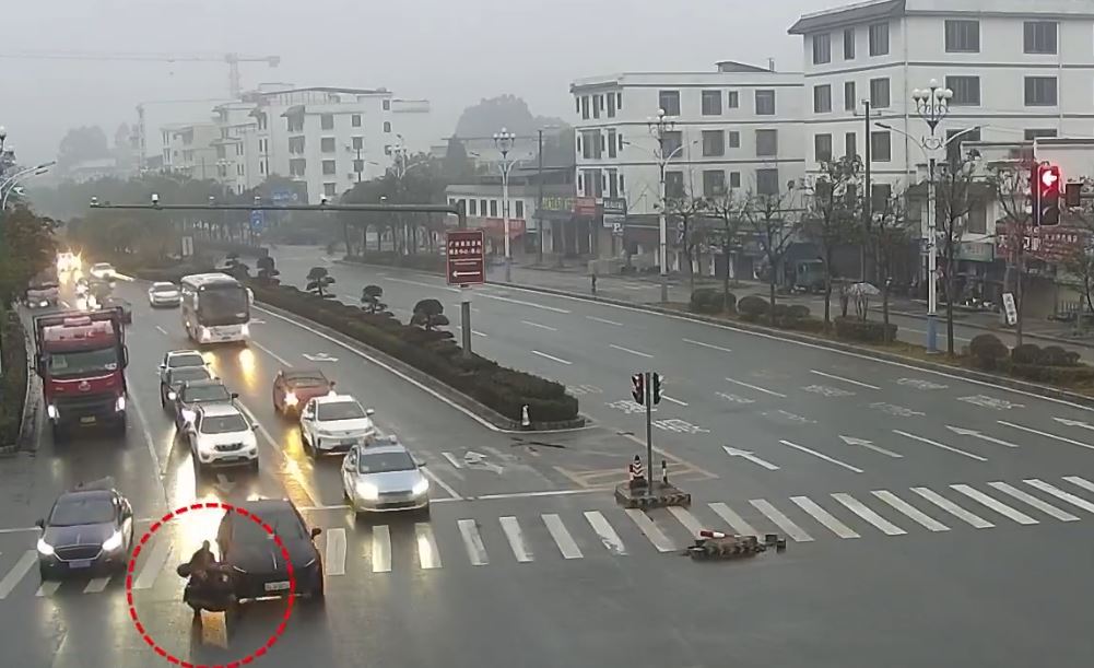 廣西桂林有電動單車男司機，1分鐘內兩闖紅燈，致被3車撞倒但大難不死。