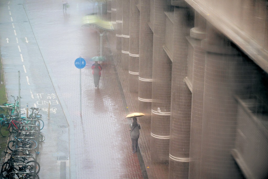 超强台风「桦加沙」步步逼近本港，多区连日下起滂沱大雨。