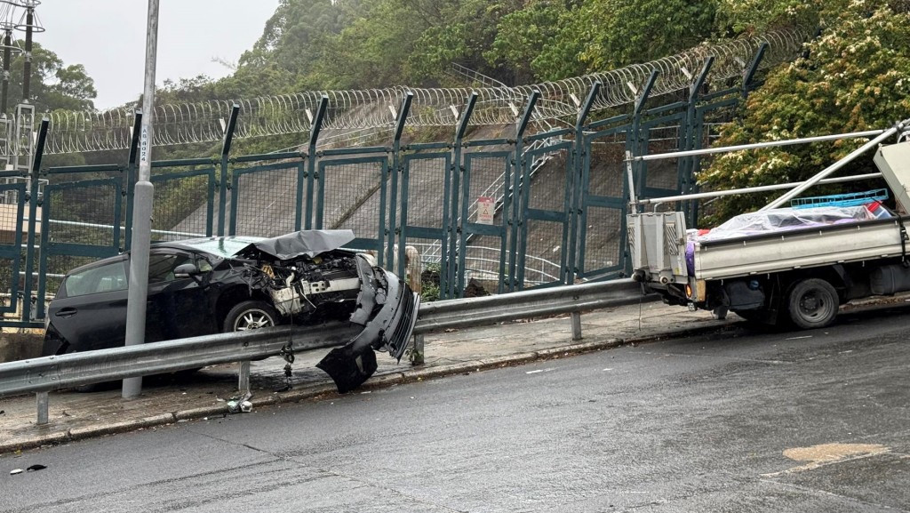 黃大仙沙田坳道輕貨倒車 失控撞後方泊街私家車釀2傷。FB：馬路的事 (即時交通資訊台)