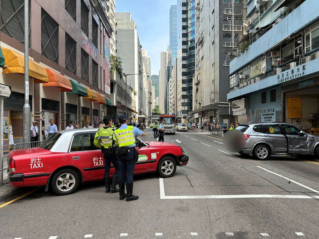 寶馬私家車失控剷上行人路並撞欄。林思明攝