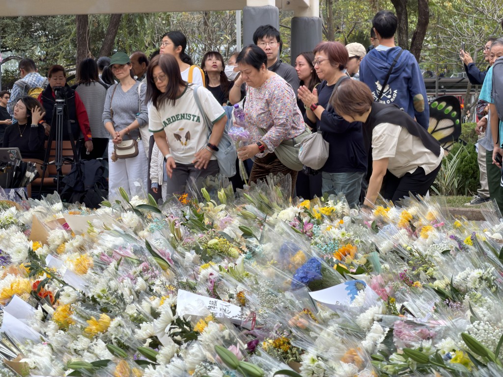 昨日大批市民到大埔向遇難居民獻花。