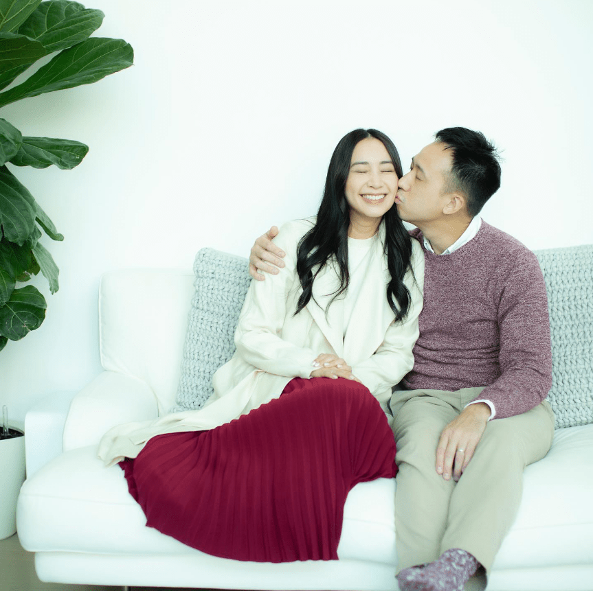 吴雨霏在去年的1月21日，在IG贴了这张甜蜜照来贺结婚8周年。