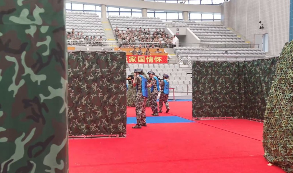 復旦大學軍訓加入真人CS賽環節成為熱議。抖音＠復旦大學