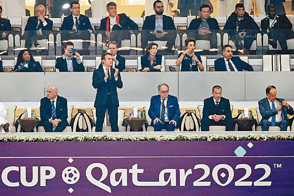 ■法國總統馬克龍（前排左二）入場支持法國隊。