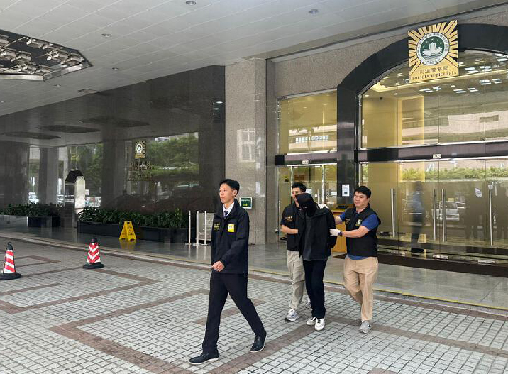 澳門司警拘捕一名40歲姓黃香港男子。