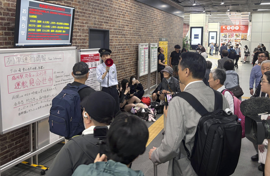 6月25日，在日本北部盛岡市的JR盛岡站，東日本鐵路公司的一名車站工作人員正在通報因地震而暫停的列車服務情況。美聯社