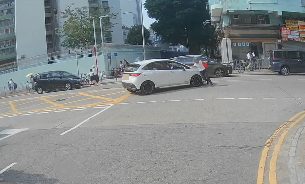 女事主被私家车撞倒。fb车cam L（香港群组）影片截图