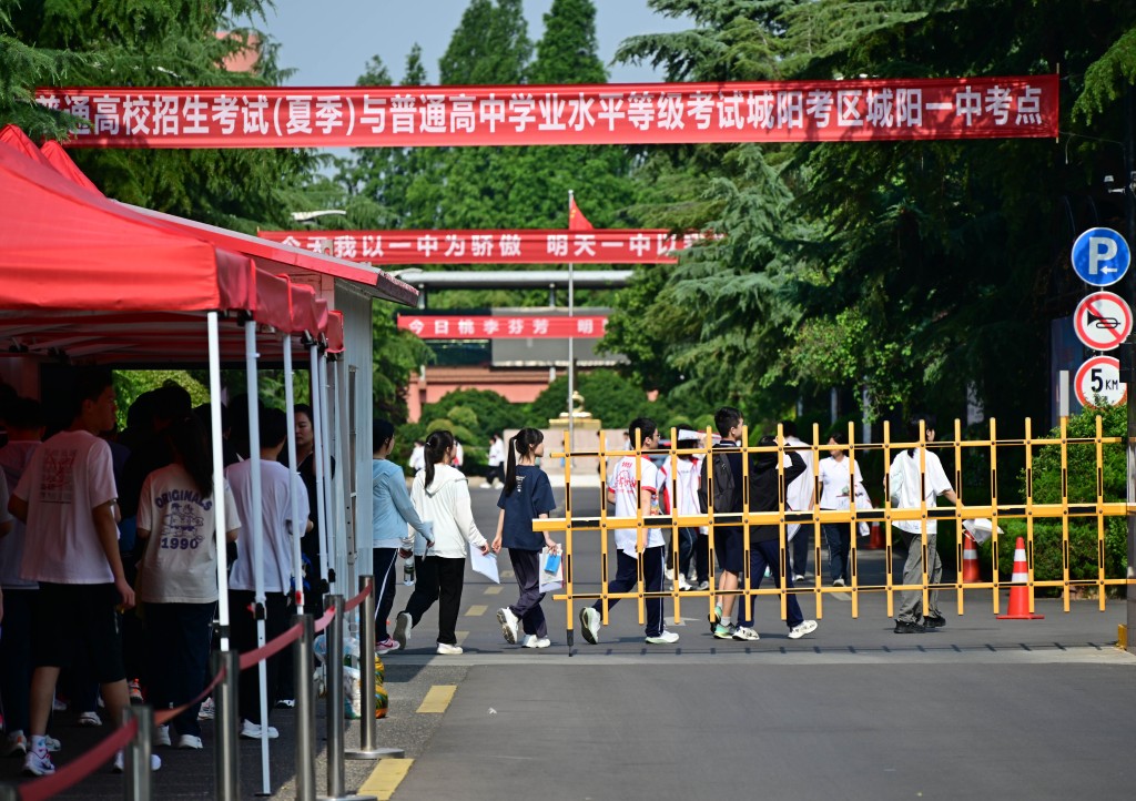 全國高考報名人數較2024年的1342萬減少7萬，是8年來首次下滑。新華社