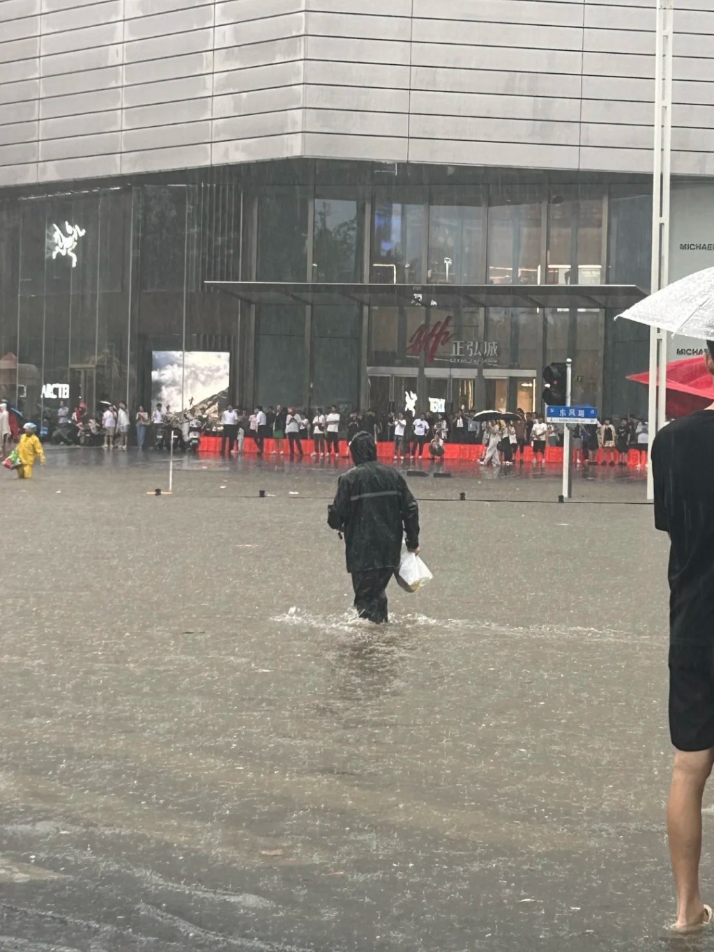 鄭州大暴雨,全市活動暫停。小紅書 鄭州大暴雨,全市活動暫停。小紅書