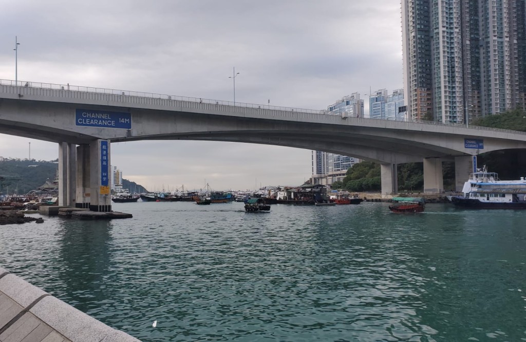 现场是鸭脷洲大桥。 