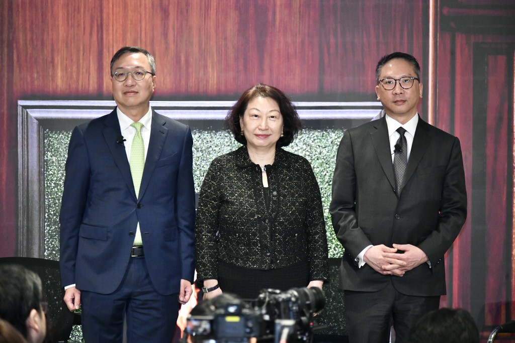 左起:現任律政司司長林定國、前司長、國際調解院秘書長鄭若驊、前司長袁國強。 左起:現任律政司司長林定國、前司長、國際調解院秘書長鄭若驊、前司長袁國強。