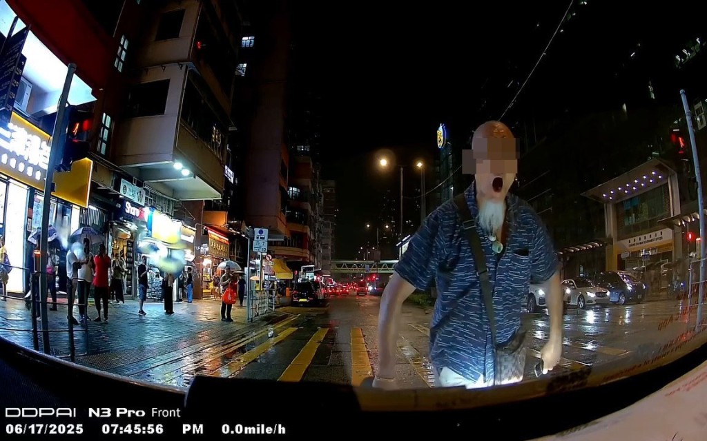 光頭漢期間疑似不滿被罵,無視馬路如虎口的 危險,站於路中心截停私家車破口大鬧。 fb「車cam L(香港群組)」截圖 光頭漢期間疑似不滿被罵,無視馬路如虎口的 危險,站於路中心截停私家車破口大鬧。 fb「車cam L(香港群組)」截圖
