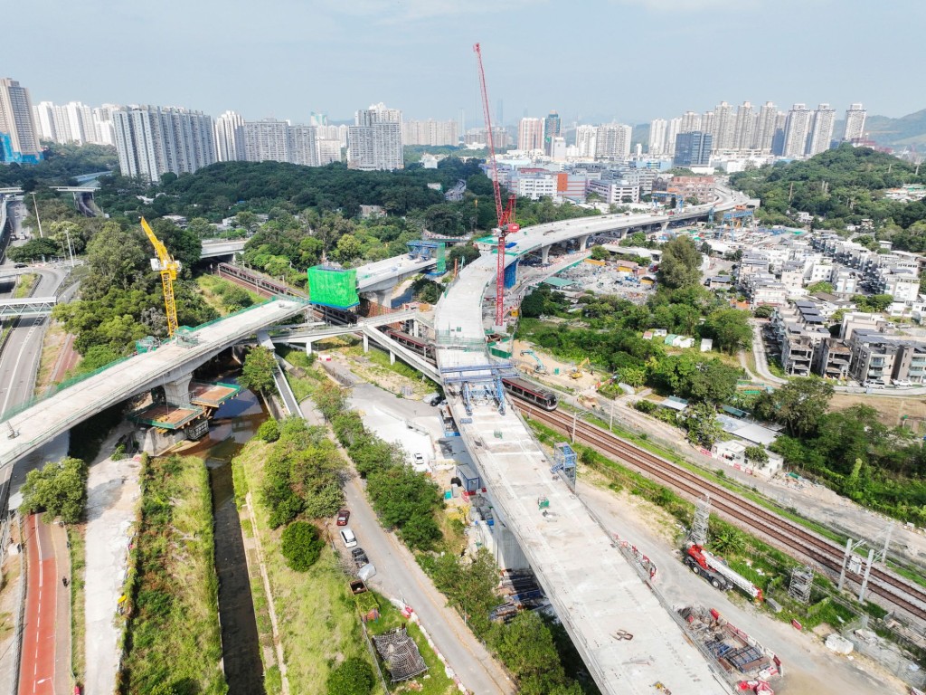 橫跨港鐵東鐵綫的T型橋轉體後。甯漢豪網誌