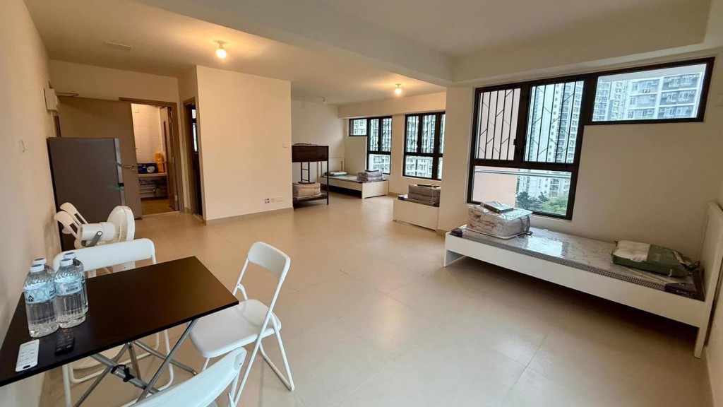 政府本周二至五合共組織12次實地視察的「睇樓團」，安排宏福苑居民參觀過渡性房屋、房協提供單位及青年驛站「啟航1331」。民青局fb