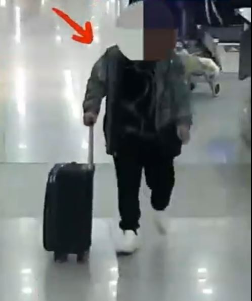 香港男子著“高科技腰封”过拱北海关，被揭发走私56部旧iPhone。海关发布