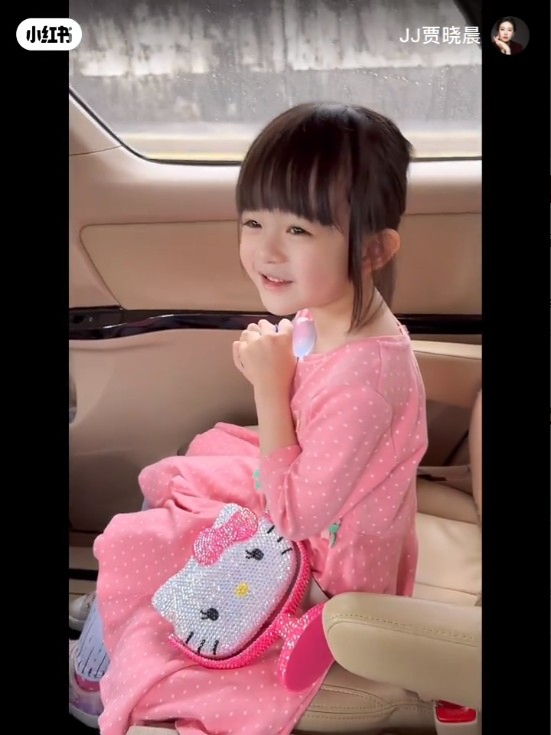5歲大女小飯兜的「奶音」於新片中曝光，認真Cute到暈！