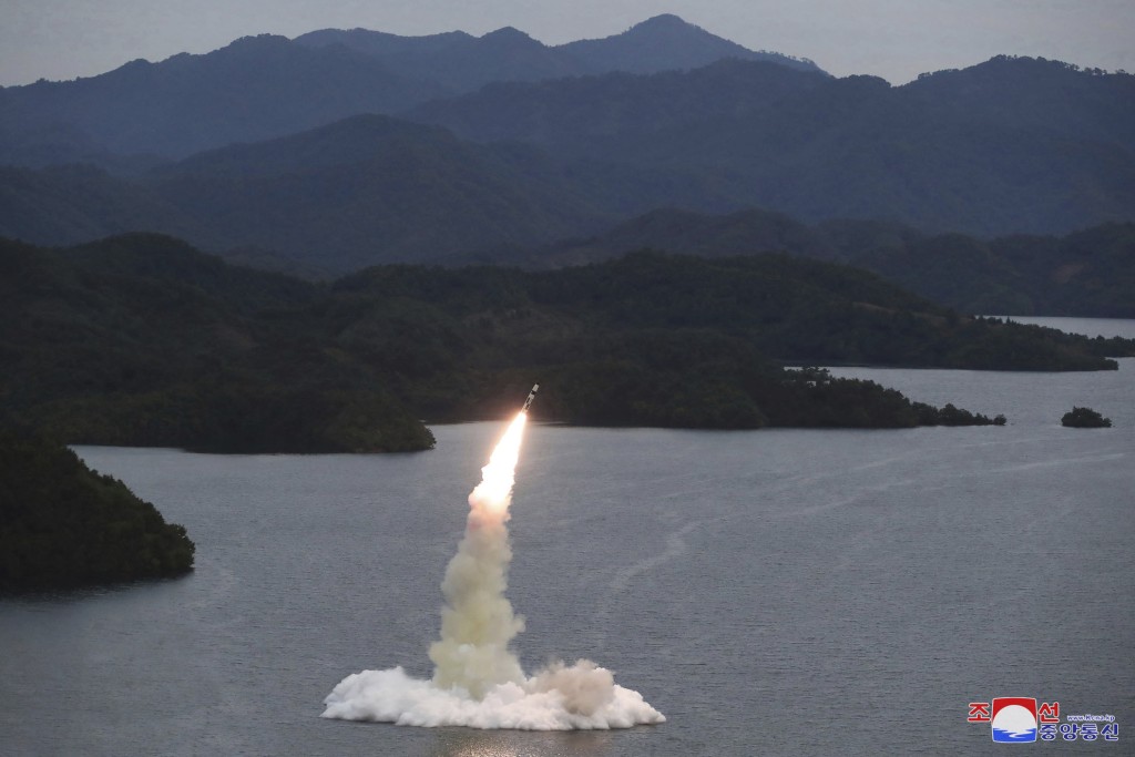 北韓9月29日和10月1日進行多種戰術彈道導彈發射演習。朝中社/AP