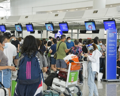 香港機場客量按年上升1.27倍至22.7萬人次。資料圖片
