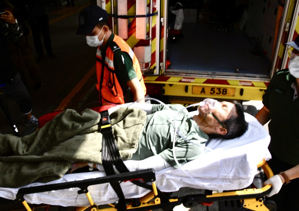 一名男跑手不適送院。楊偉亨攝 一名男跑手不適送院。楊偉亨攝