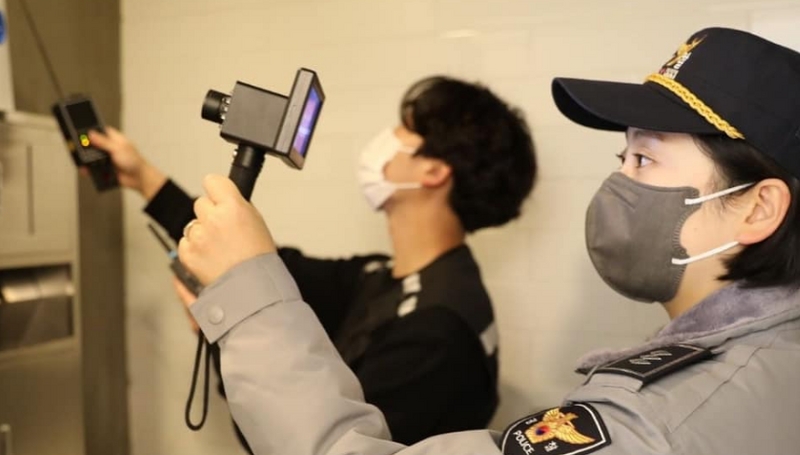 南韓京畿南部警察廳用儀器偵測針孔攝影機。