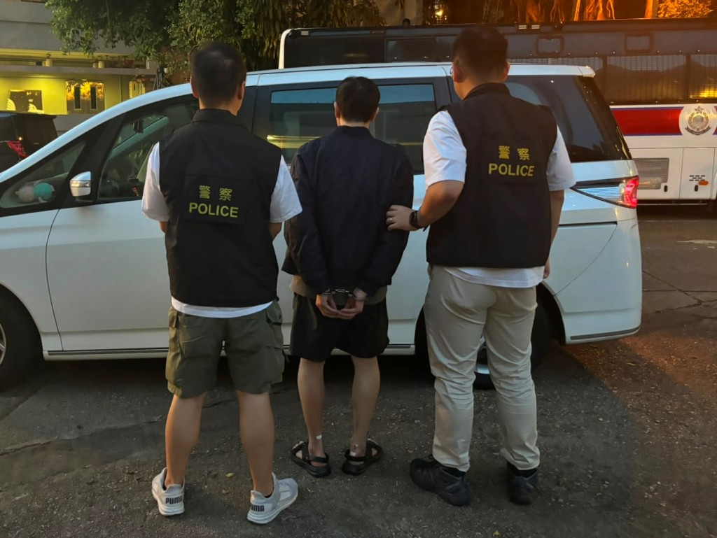 警方拘捕涉案69歲男子。 警方拘捕涉案69歲男子。