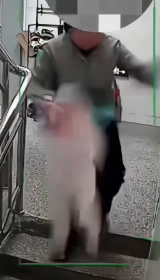 大妈只顾看手机害婴儿跌落楼梯。起点新闻