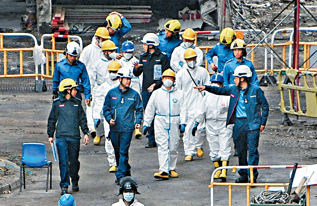 獨立委員會一行人身穿全套白色保護衣抵達宏福苑災場視察。