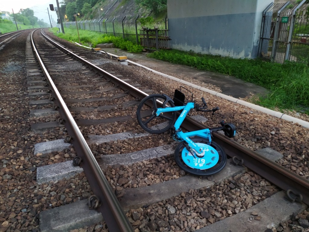 東鐵線發現路軌上有單車。港鐵提供圖片