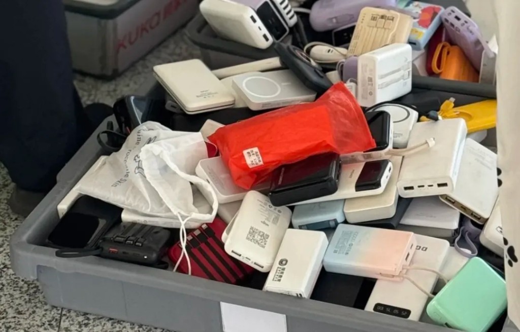 內地此前規定,持有3C標誌的流動充電器才可以帶上飛機。 央視 內地此前規定,持有3C標誌的流動充電器才可以帶上飛機。 央視