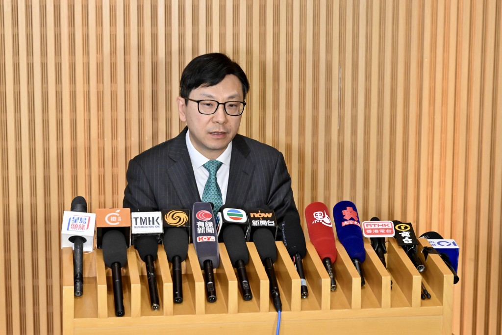 勞工及福利局局長孫玉菡就調整政府長者及合資格殘疾人士公共交通票價優惠計劃(二元優惠計劃)在政府總部會見傳媒。 勞工及福利局局長孫玉菡就調整政府長者及合資格殘疾人士公共交通票價優惠計劃(二元優惠計劃)在政府總部會見傳媒。